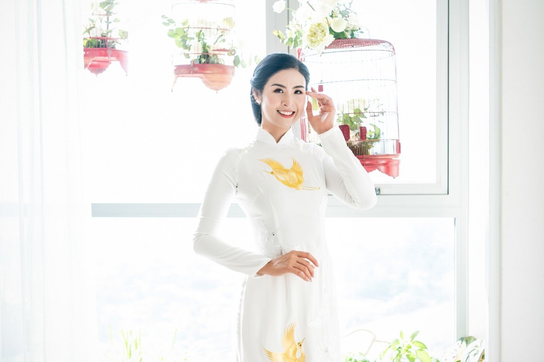 Áo dài đám ăn hỏi vợ chồng Hoa hậu Ngọc Hân do cô dâu tự thiết Áo dài đám ăn hỏi vợ chồng Hoa hậu Ngọc Hân do cô dâu tự thiết
