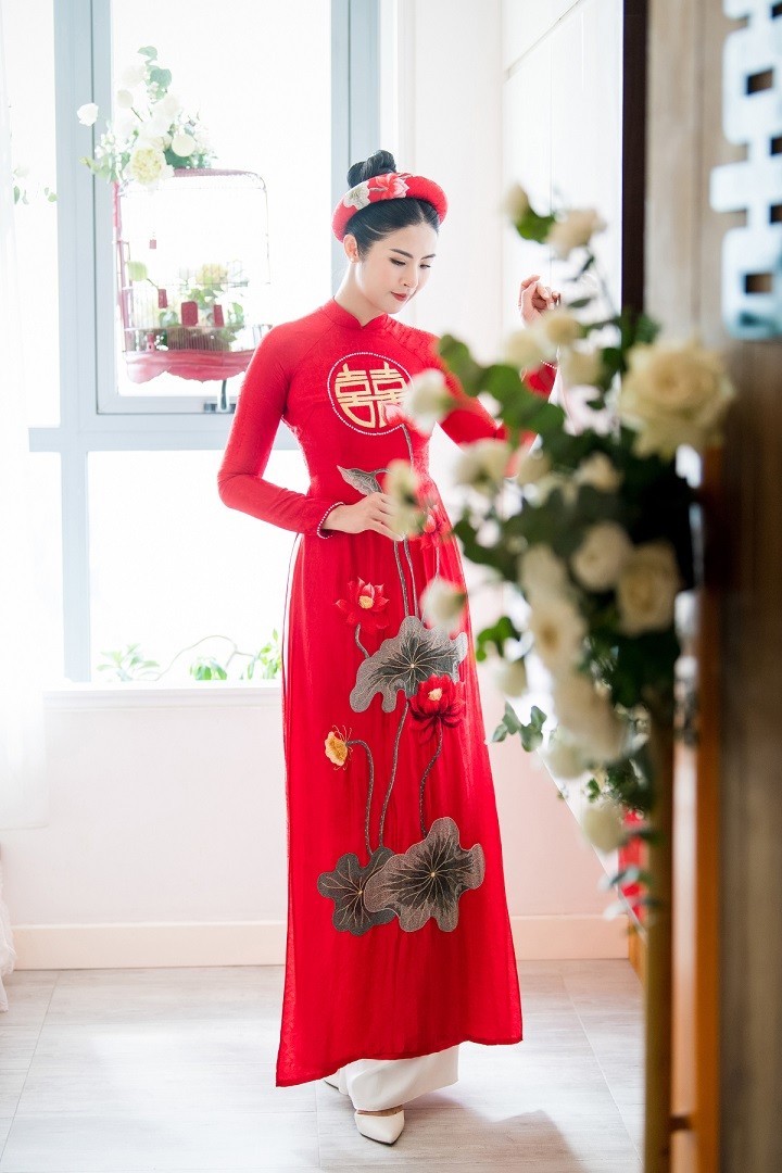 Áo dài đám ăn hỏi vợ chồng Hoa hậu Ngọc Hân do cô dâu tự thiết Áo dài đám ăn hỏi vợ chồng Hoa hậu Ngọc Hân do cô dâu tự thiết