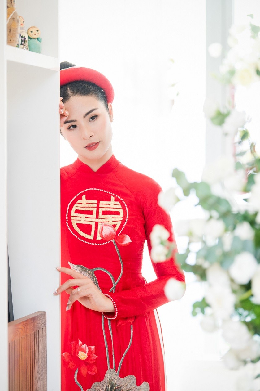 Áo dài đám ăn hỏi vợ chồng Hoa hậu Ngọc Hân do cô dâu tự thiết Áo dài đám ăn hỏi vợ chồng Hoa hậu Ngọc Hân do cô dâu tự thiết