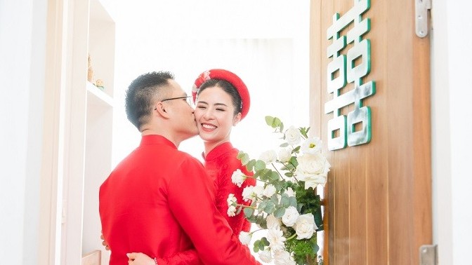 Áo dài đám ăn hỏi vợ chồng Hoa hậu Ngọc  Hân do cô dâu tự thiết
