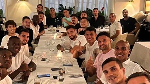 Cristiano Ronaldo chi tiền mời đồng đội ăn mừng sau trận Bồ Đào Nha thắng Ghana