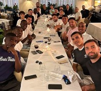 Cristiano Ronaldo chi tiền mời đồng đội ăn mừng sau trận Bồ Đào Nha thắng Ghana