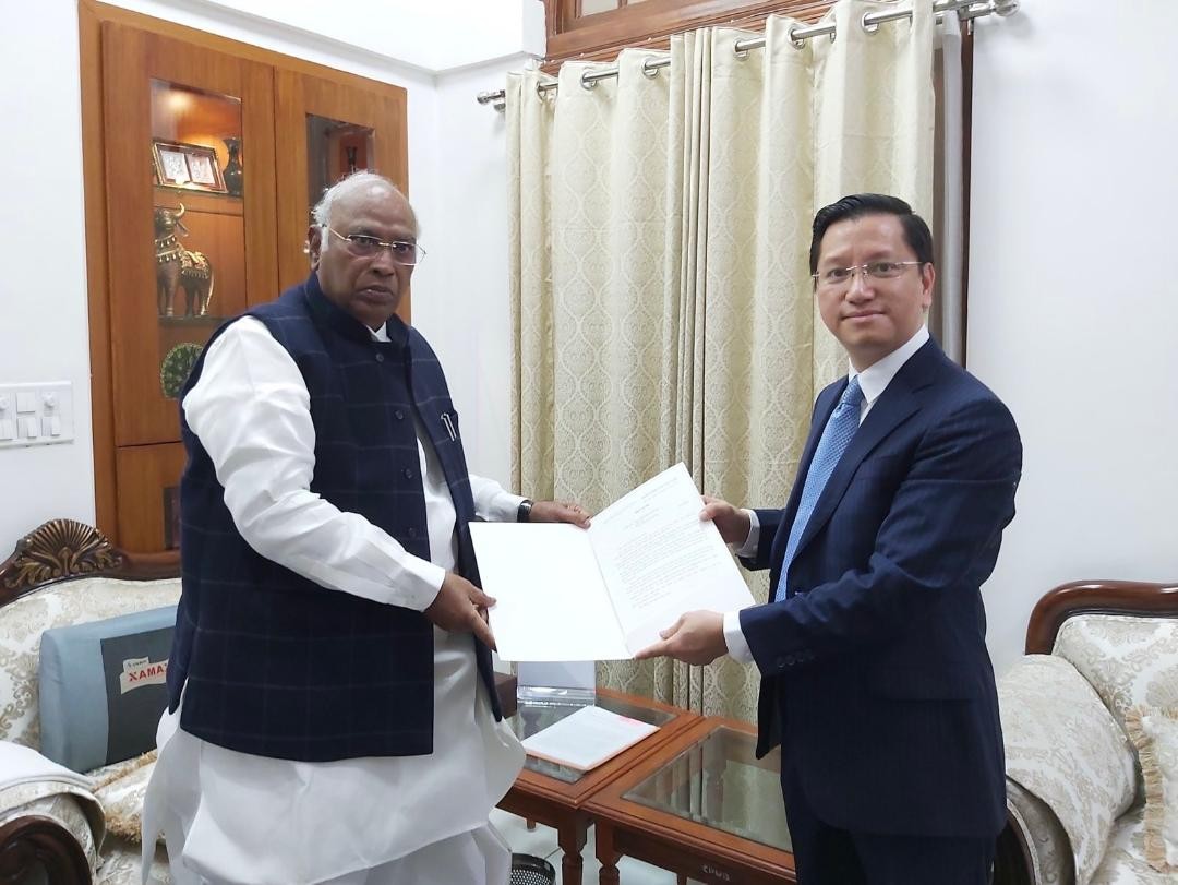 Đại sứ Nguyễn Thanh Hải chào xã giao Chủ tịch Đảng Quốc đại Ấn Độ