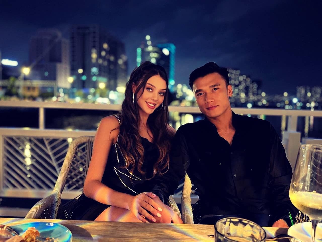 Bùi Tiến Dũng và bà xã xinh đẹp thông báo đón con trai đầu lòng