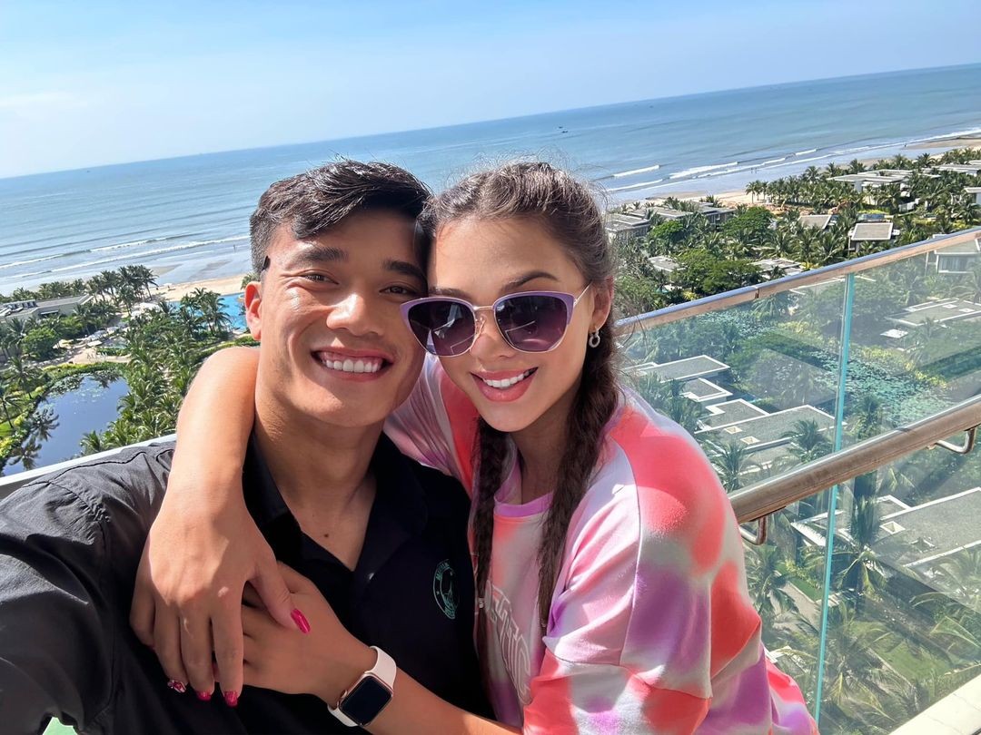 Mẫu Tây và Bùi Tiến Dũng hạnh phúc đón con trai đầu lòng