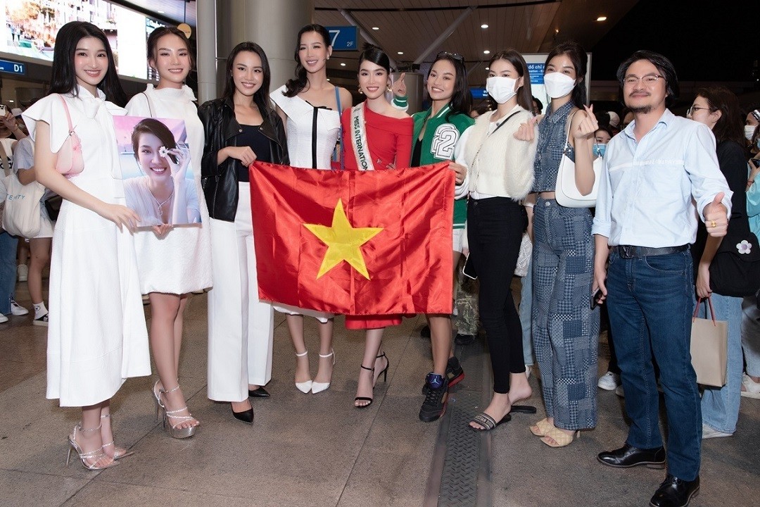 Phương Nhi, Mai Phương, Thủy Tiên, Bảo Ngọc, Mai Ngô, Ngọc Thảo, Kiều Loan và đạo diễn Hoàng Nhật Nam có mặt tại sân bay quốc tế Tân Sơn Nhất để động viên tinh thần Phương Anh (đứng giữa). Hoa hậu Đoàn Thiên Ân do bận việc riêng, không thể có mặt nên gửi bánh tráng tặng thí sinh Việt Nam dự thi Miss International.