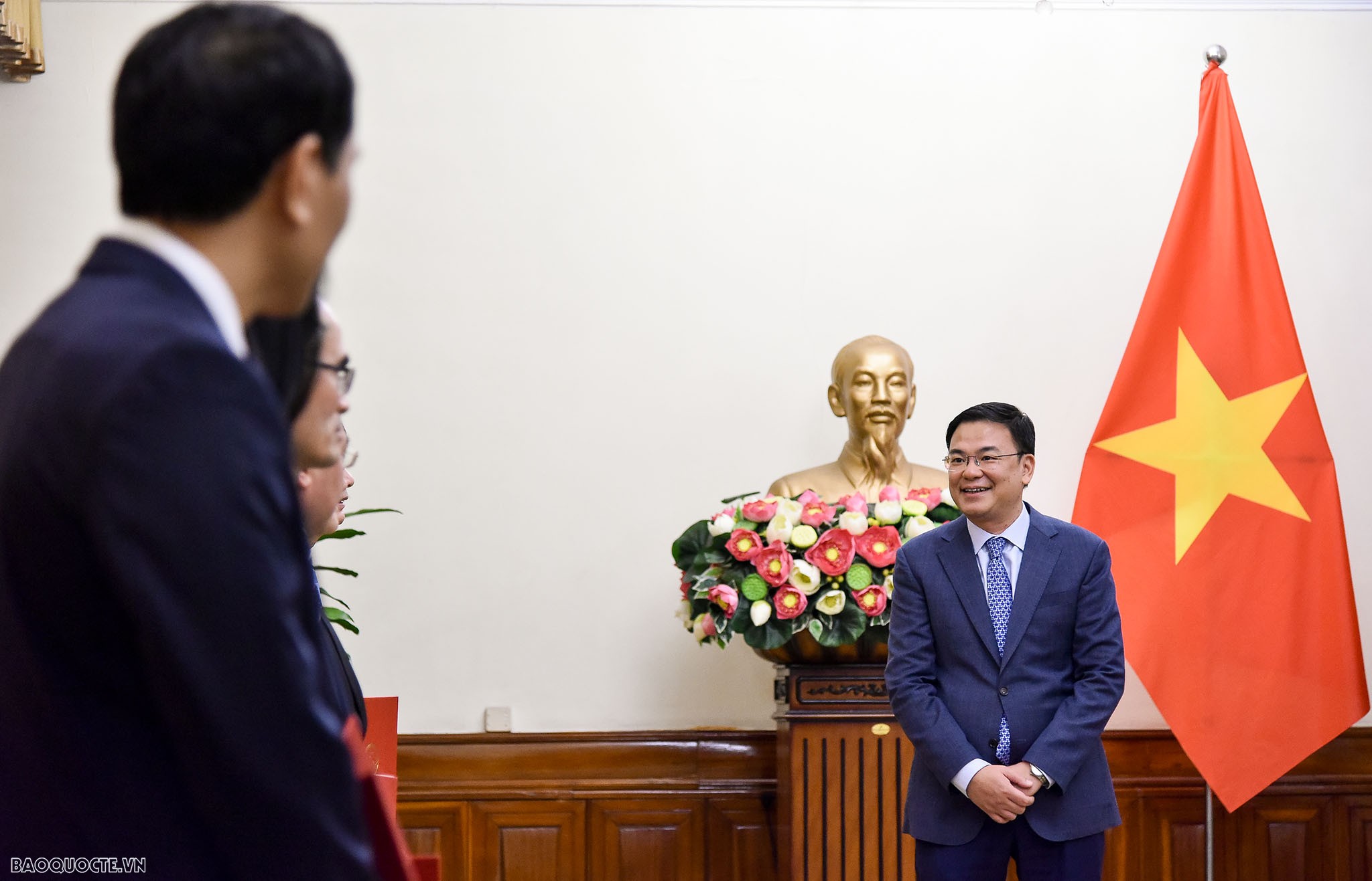 Thứ trưởng Ngoại giao Phạm Quang Hiệu trao quyết định tiếp nhận và điều động 7 cán bộ lãnh đạo cấp Vụ