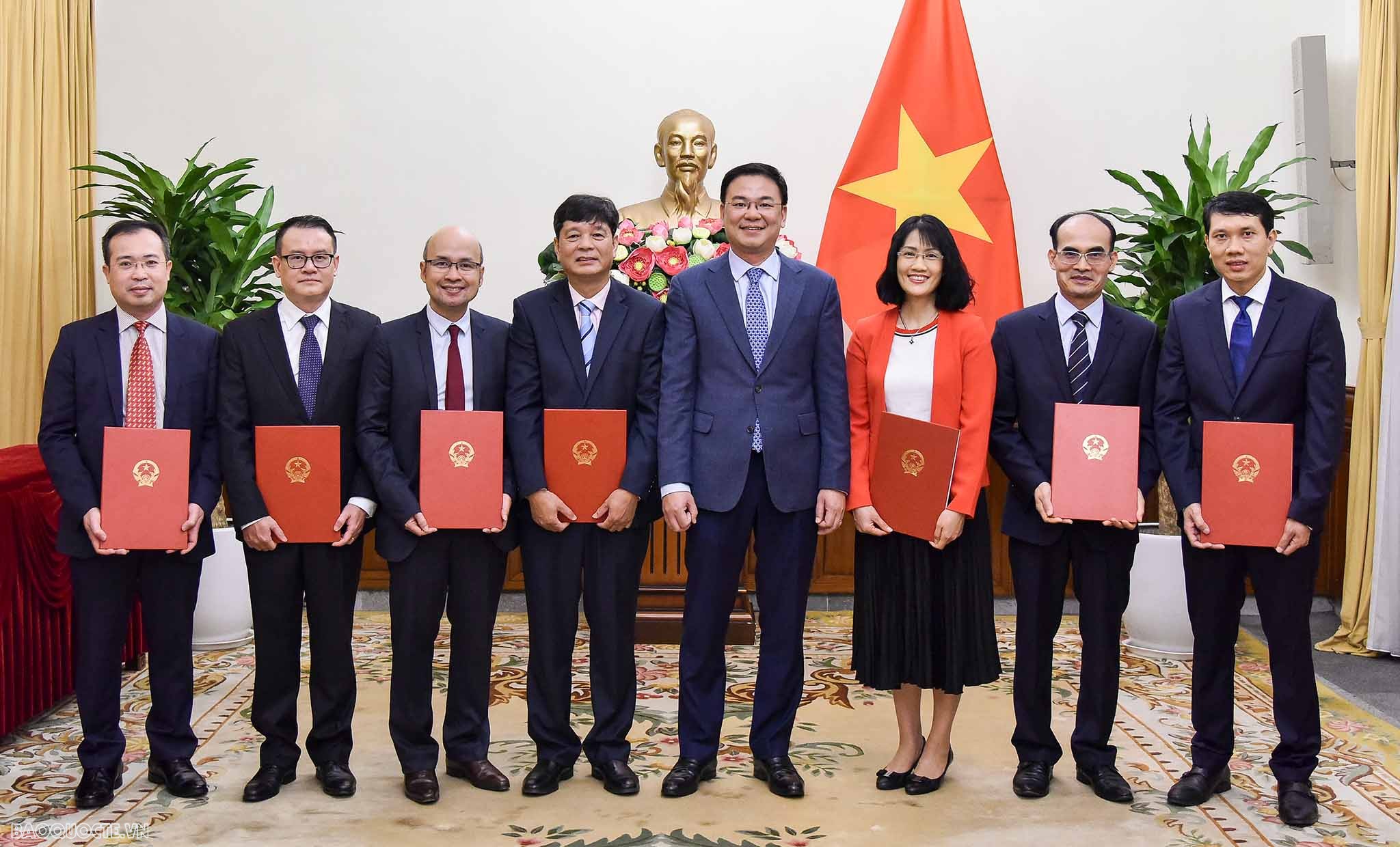 Thứ trưởng Ngoại giao Phạm Quang Hiệu trao quyết định tiếp nhận và điều động 7 cán bộ lãnh đạo cấp Vụ