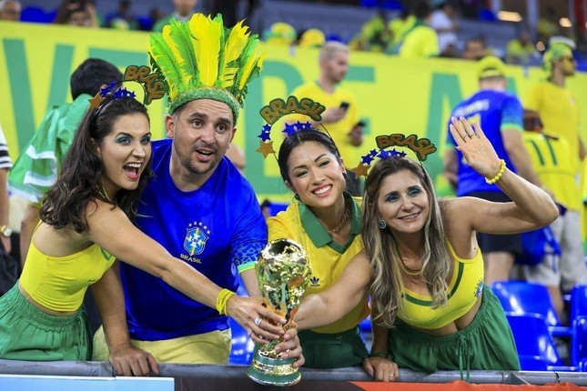 World Cup 2022: Nhan sắc không thể rời mắt của các cổ động viên nữ Brazil trên khán đài World Cup 2022: Nhan sắc không thể rời mắt của các cổ động viên nữ Brazil trên khán đài