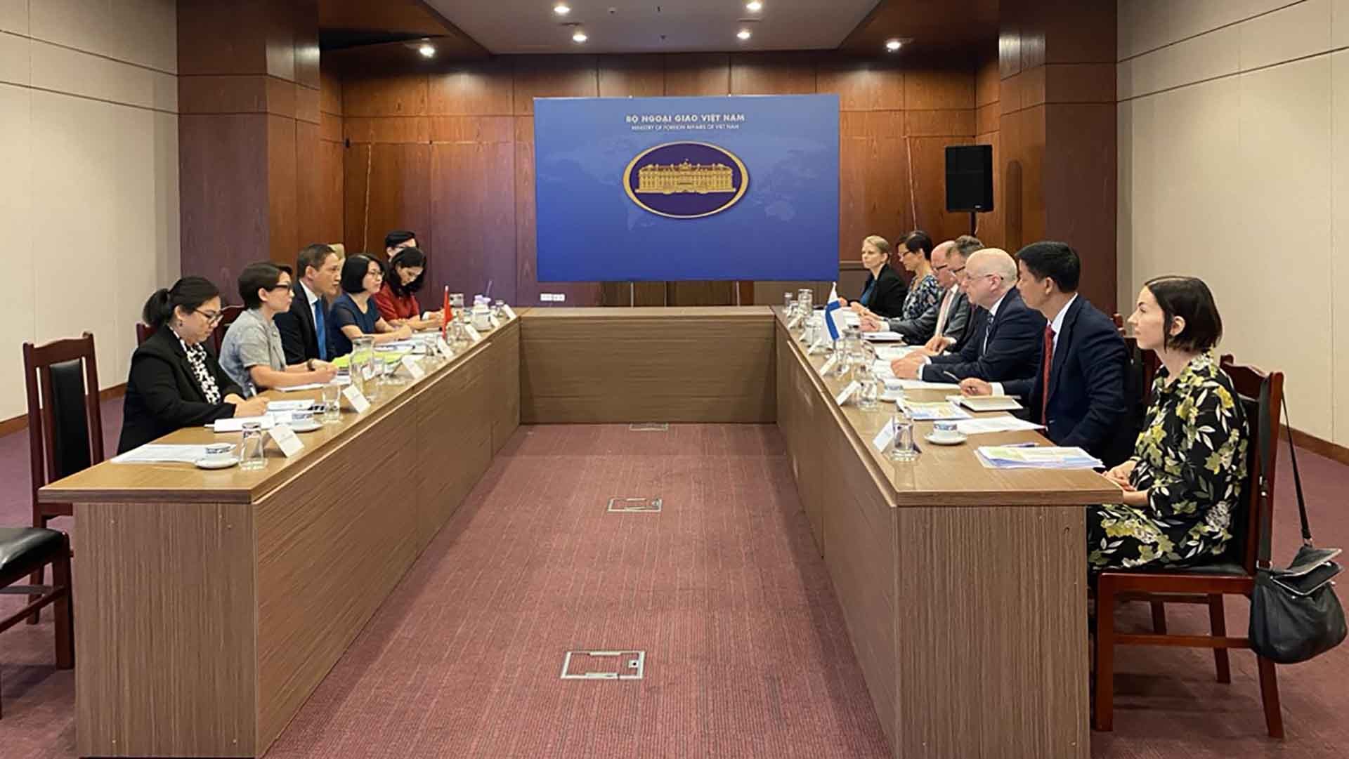 Quyền Vụ trưởng Vụ Châu Âu Bộ Ngoại giao Đỗ Minh Hùng và Tổng Vụ trưởng Tổng Vụ châu Á, châu Mỹ, Bộ Ngoại giao Phần Lan Jari Sinkari đồng chủ trì Tham vấn chính trị 