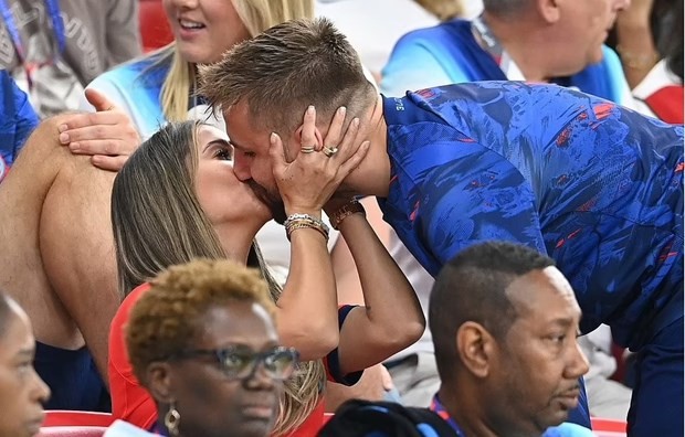 World Cup 2022: Đội tuyển Anh chùng vui chiến thắng với người thân trên khán đài