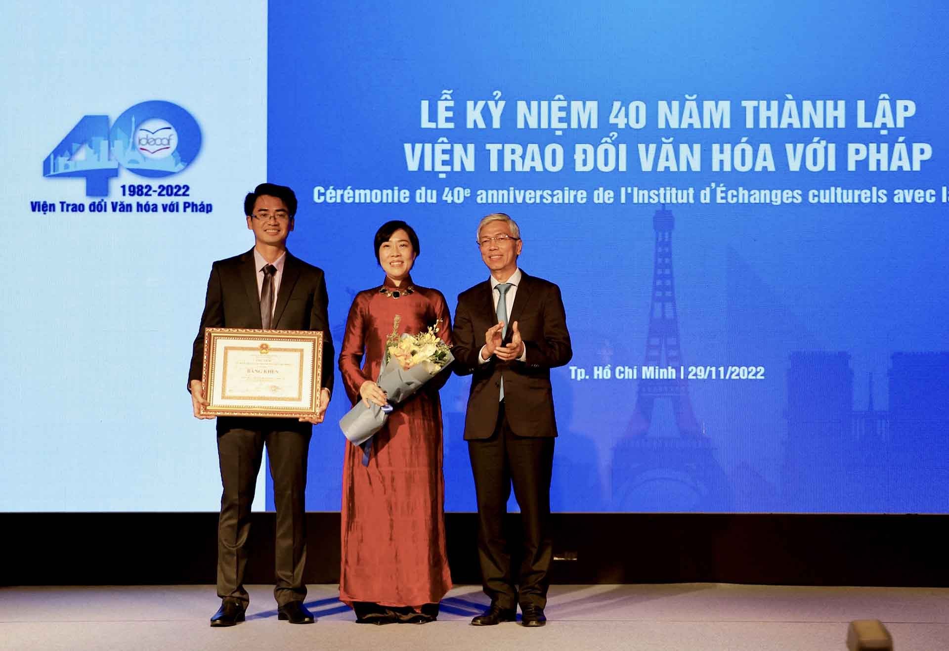 Trao Bằng khen của Chủ tịch Ủy ban nhân dân Thành phố Hồ Chí Minh cho tập thể IDECAF. (Nguồn: TTXVN)