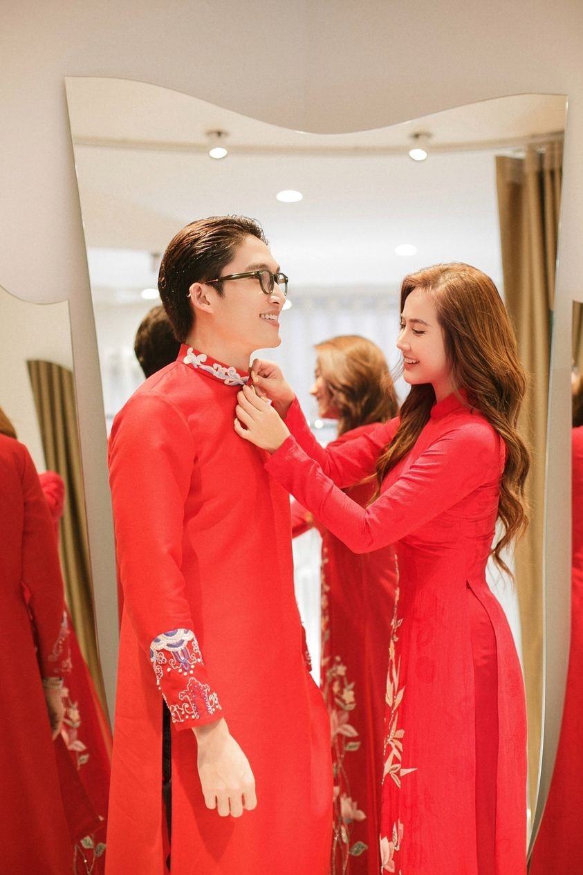 Đình Tú đăng ảnh sánh đôi bên Phan Minh Huyền