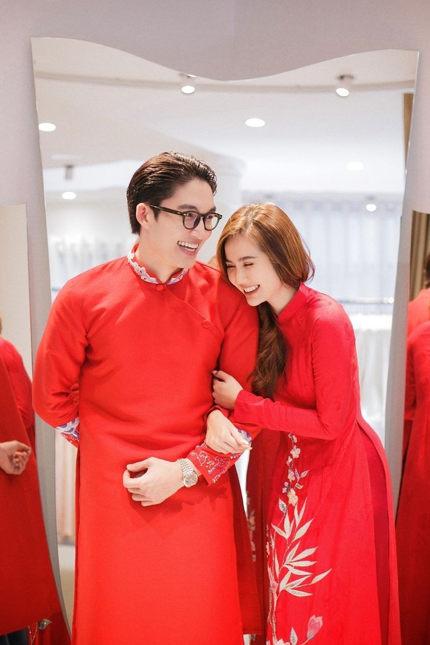 Đình Tú đăng ảnh sánh đôi bên Phan Minh Huyền