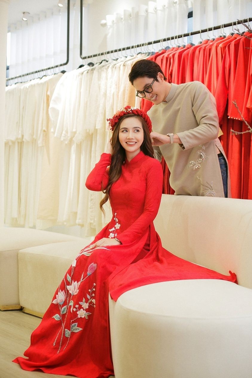 Đình Tú đăng ảnh sánh đôi bên Phan Minh Huyền