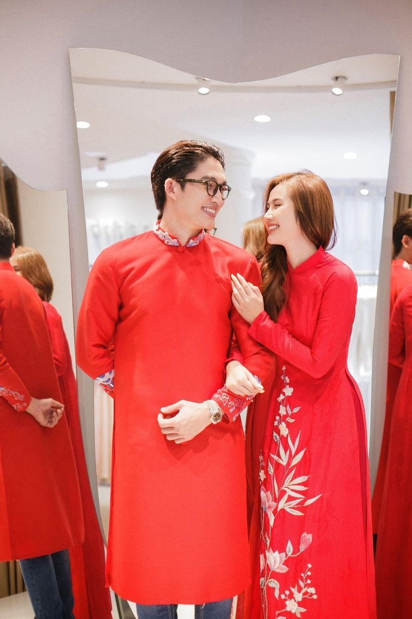 Đình Tú đăng ảnh sánh đôi bên Phan Minh Huyền