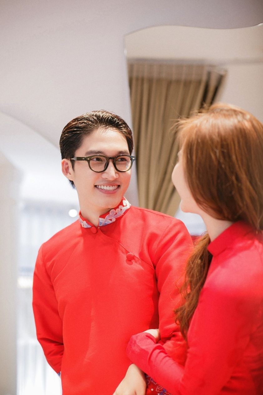 Đình Tú đăng ảnh sánh đôi bên Phan Minh Huyền