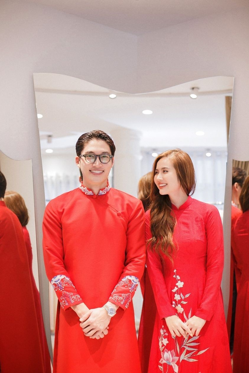 Đình Tú đăng ảnh sánh đôi bên Phan Minh Huyền