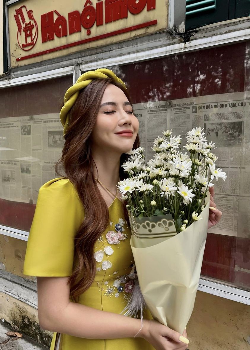 Sao Việt: Phan Minh Huyền diện áo dài, Lệ Quyên xì tin