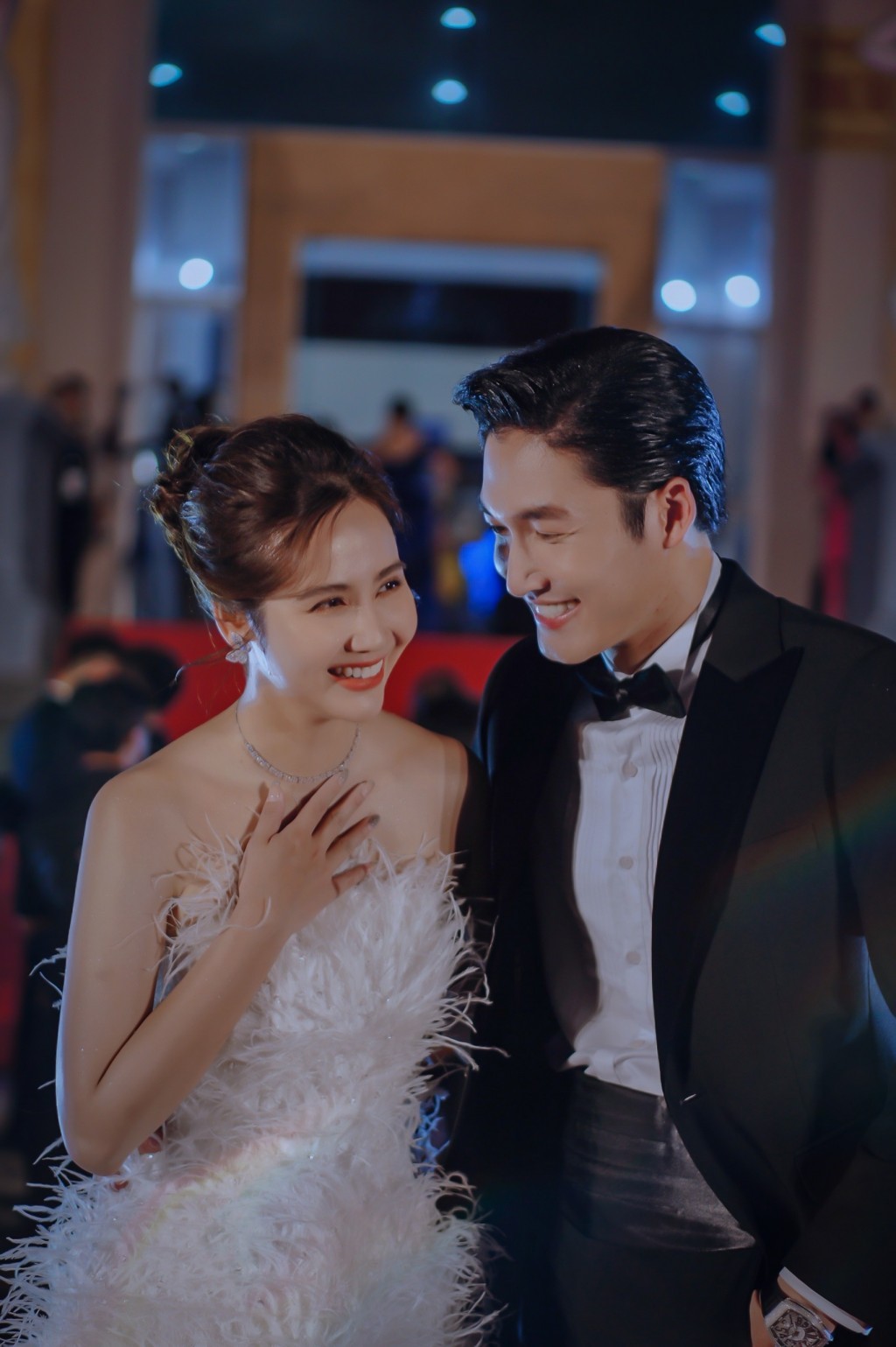 Đình Tú đăng ảnh sánh đôi bên Phan Minh Huyền