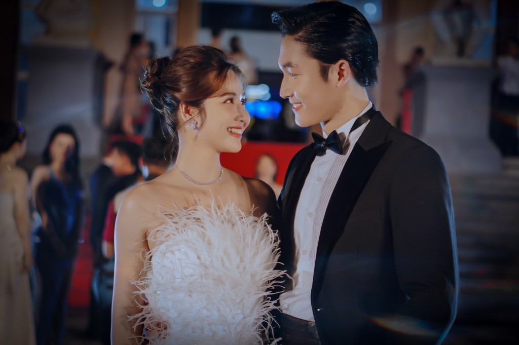 Đình Tú đăng ảnh sánh đôi bên Phan Minh Huyền