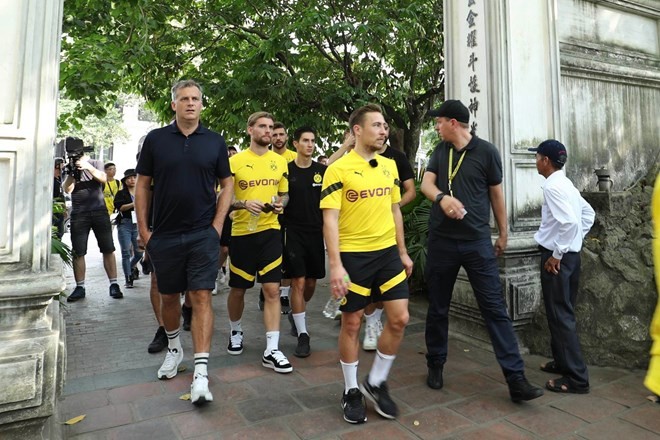 Các cầu thủ CLB Borussia Dortmund 'khám phá' Hà Nội trước trận giao hưu với đội tuyển Việt Nam