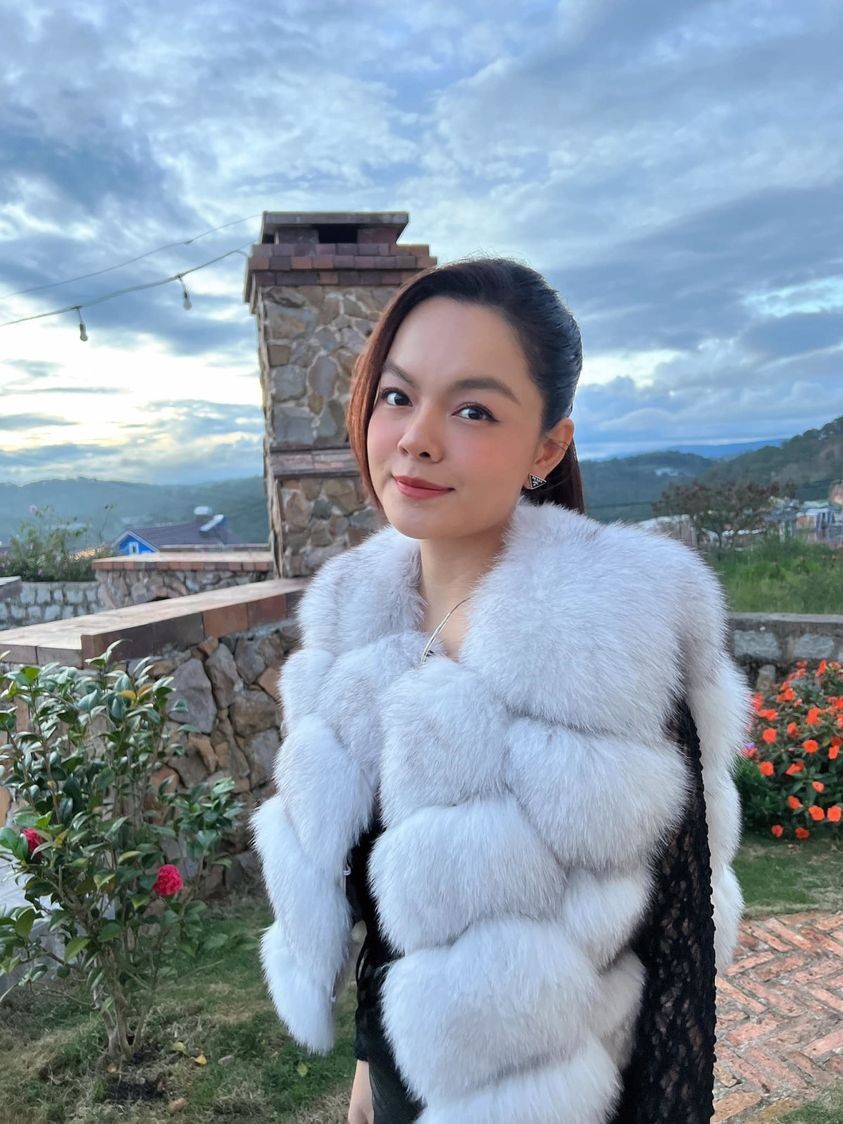 Sao Việt: Noo Phước Thịnh check-in cùng Hồ Ngọc Hà, Lệ Quyên tạo dáng xì tin