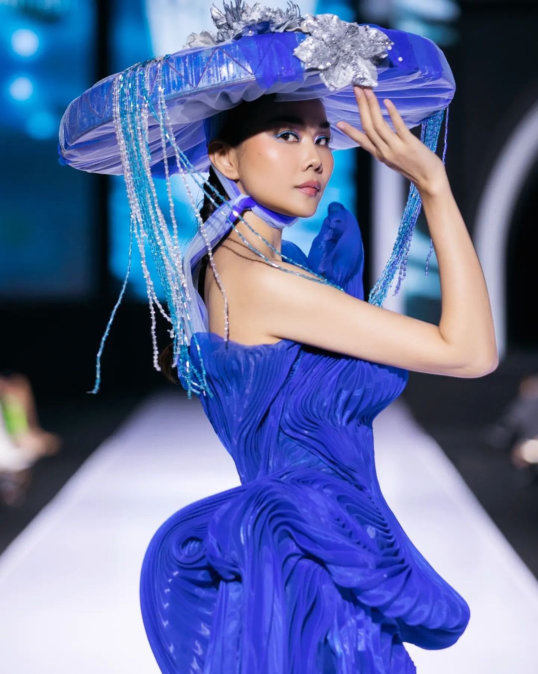 Sao Việt: Phan Minh Huyền diện áo dài, Lệ Quyên xì tin