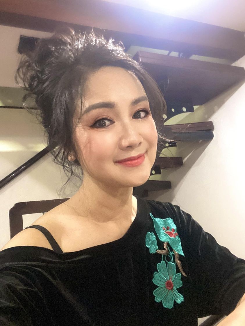 Sao Việt: Phan Minh Huyền diện áo dài, Lệ Quyên xì tin