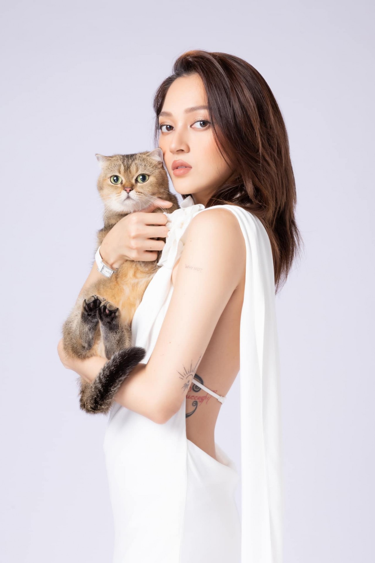 Sao Việt: Phan Minh Huyền diện áo dài, Lệ Quyên xì tin