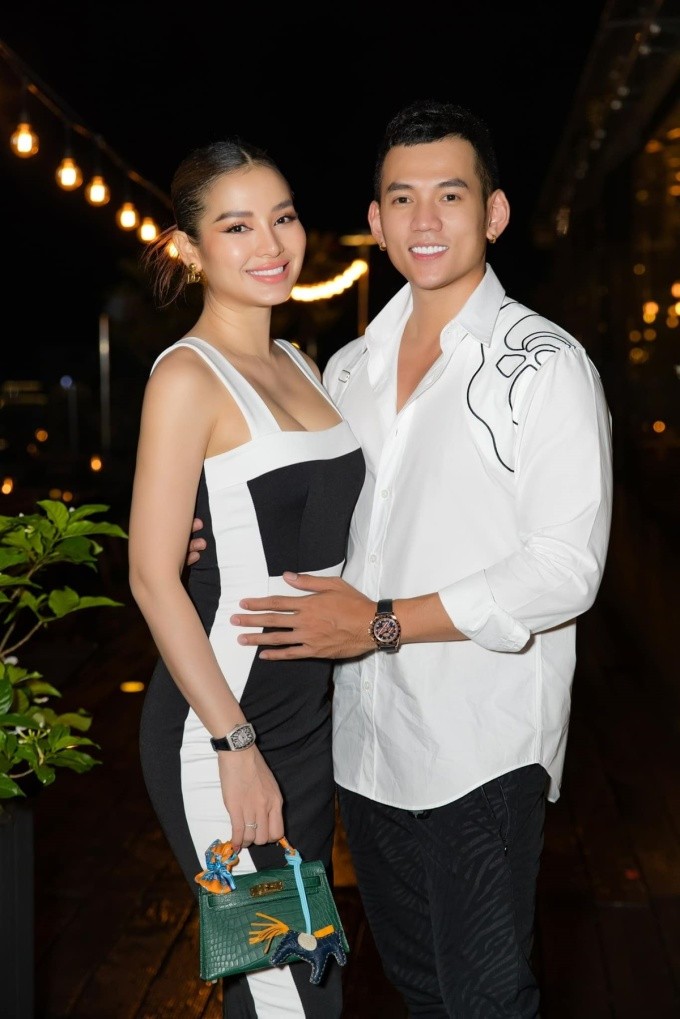 Sao Việt: Phan Minh Huyền diện áo dài, Lệ Quyên xì tin