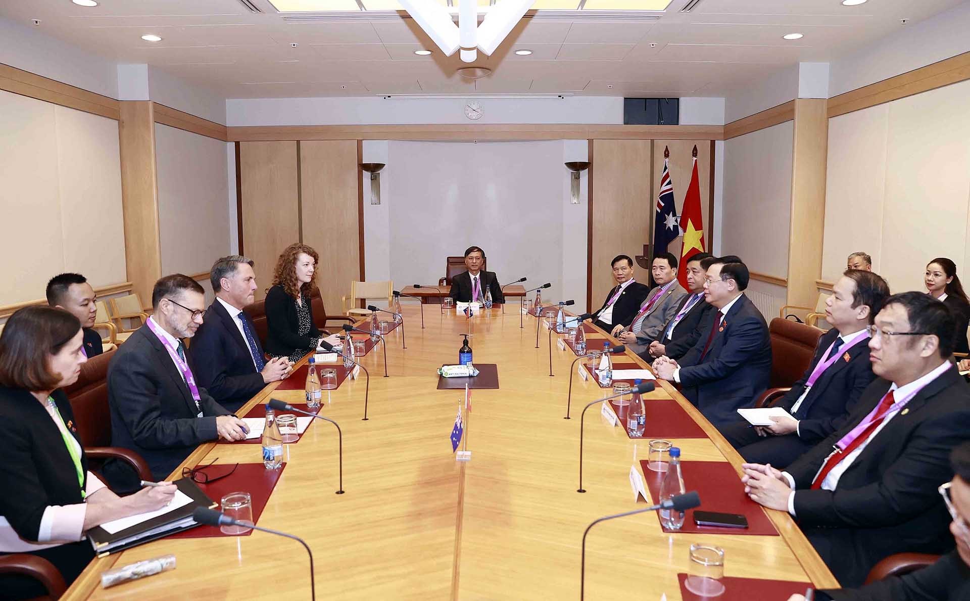 Chủ tịch Quốc hội Vương Đình Huệ tiếp Phó Thủ tướng, Bộ trưởng Bộ Quốc phòng Australia Richard Marles. (Nguồn: TTXVN)