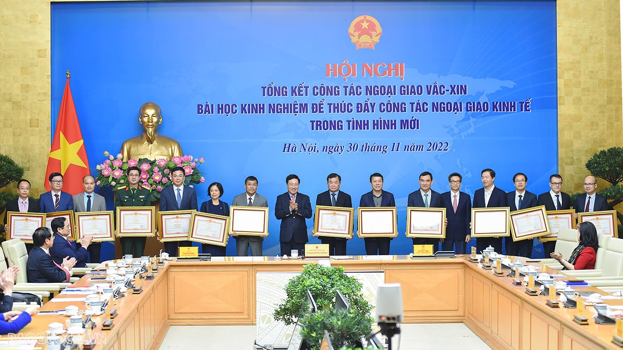 Thủ tướng Chính phủ chủ trì Hội nghị tổng kết công tác Ngoại giao vaccine