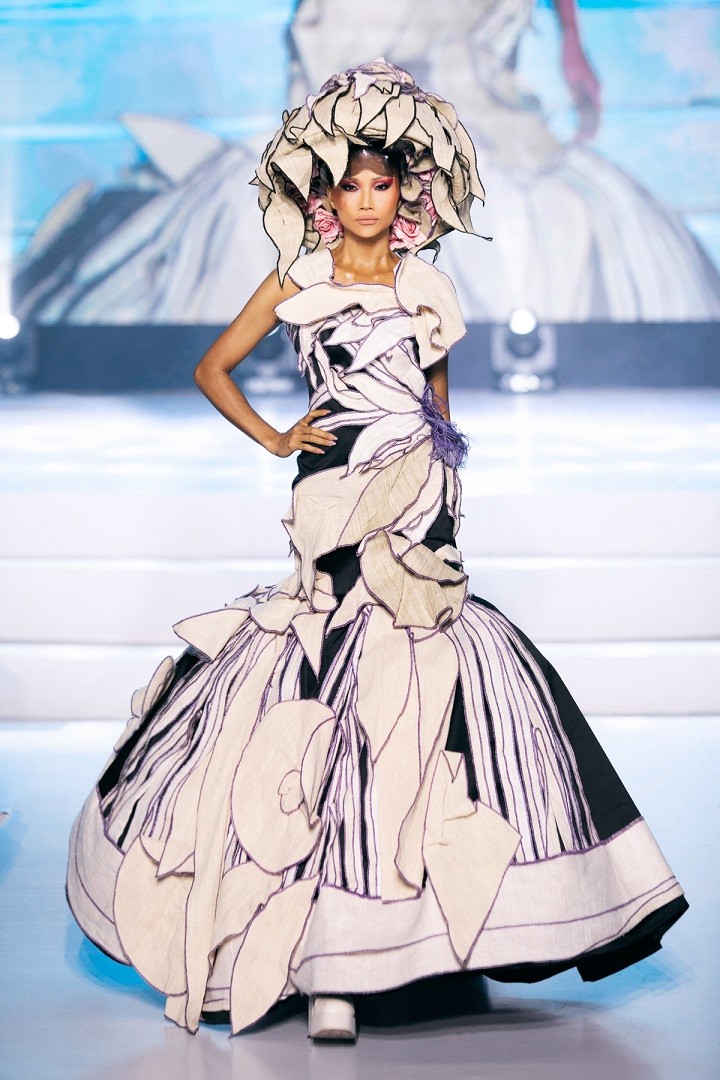 Hoa hậu H'Hen Niê trình diễn thiết kế với kiểu dáng độc đáo. Trang phục được sử dụng các chất liệu dân tộc như lụa, thổ cẩm để tạo điểm nhấn và nét cá tính.