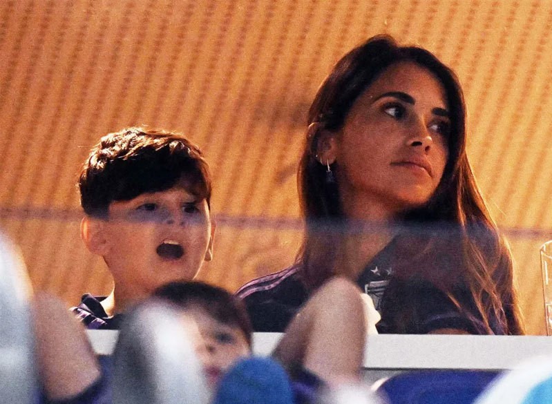 Vợ và ba con trai Messi tới sân 974 cổ vũ tuyển Argentina đá trận cuối bảng C với Ba Lan rạng sáng nay. Mẹ con Antonella đều mặc áo in số 10 - số áo của Messi.