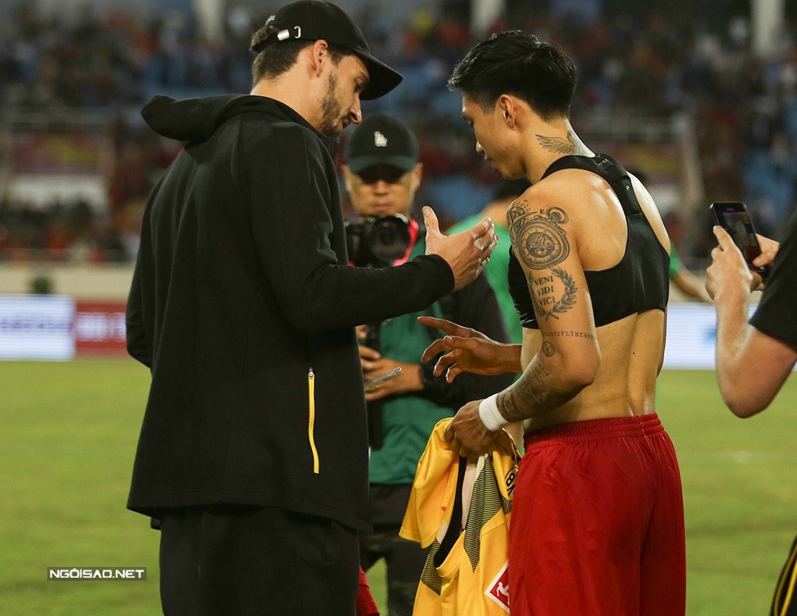 Cầu thủ CĐV Việt Nam chụp ảnh, xin chữ ký Mats Hummels, Marco Reus sau trận giao hữu