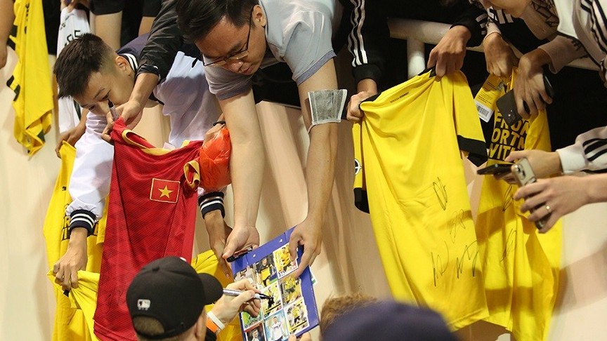 cau thu cdv viet nam chup anh xin chu ky mats hummels marco reus sau tran giao huu