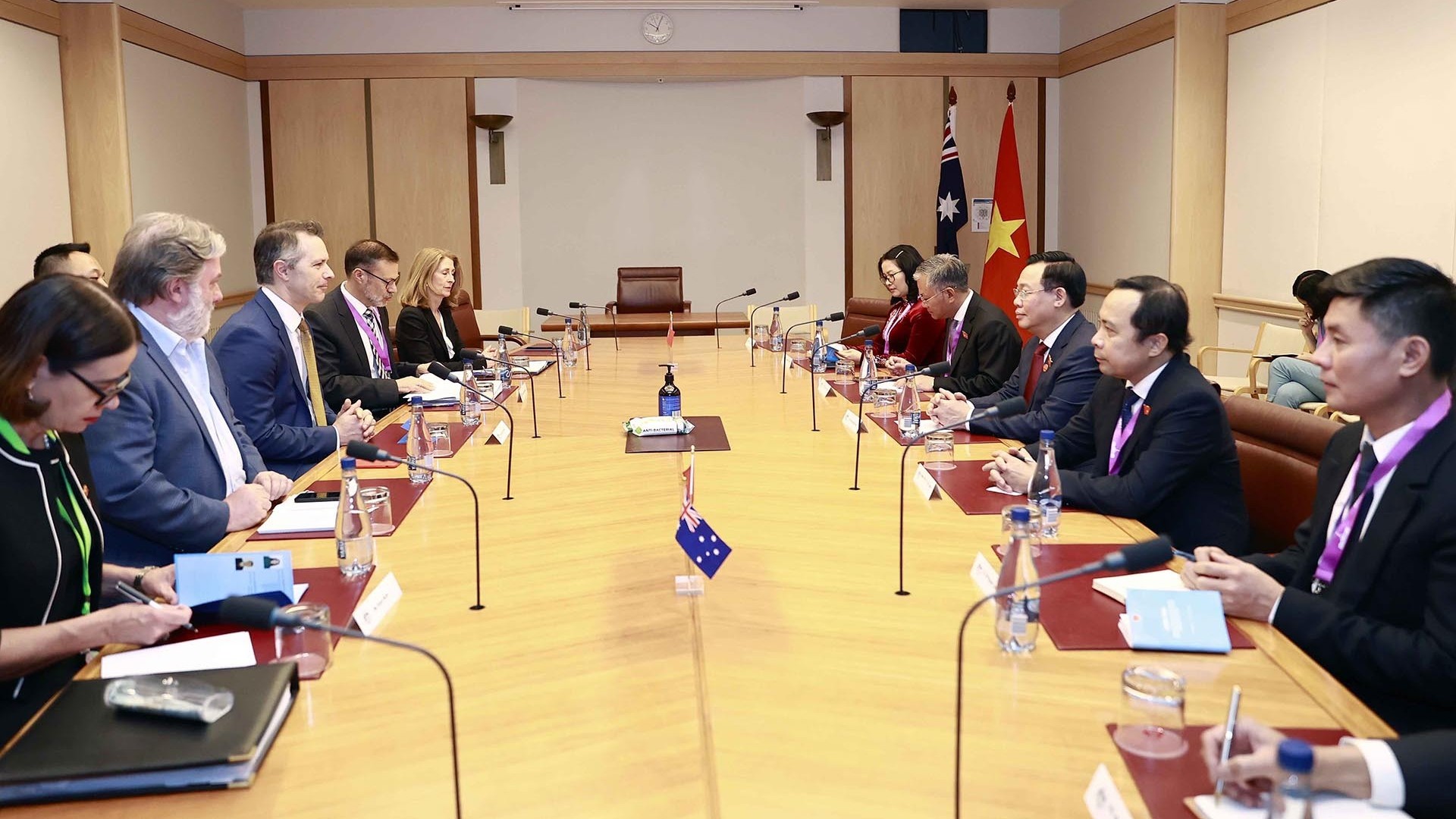 Chủ tịch Quốc hội Vương Đình Huệ tiếp Bộ trưởng Giáo dục và lãnh đạo đảng đối lập Australia Chủ tịch Quốc hội Vương Đình Huệ tiếp Bộ trưởng Giáo dục và lãnh đạo đảng đối lập Australia