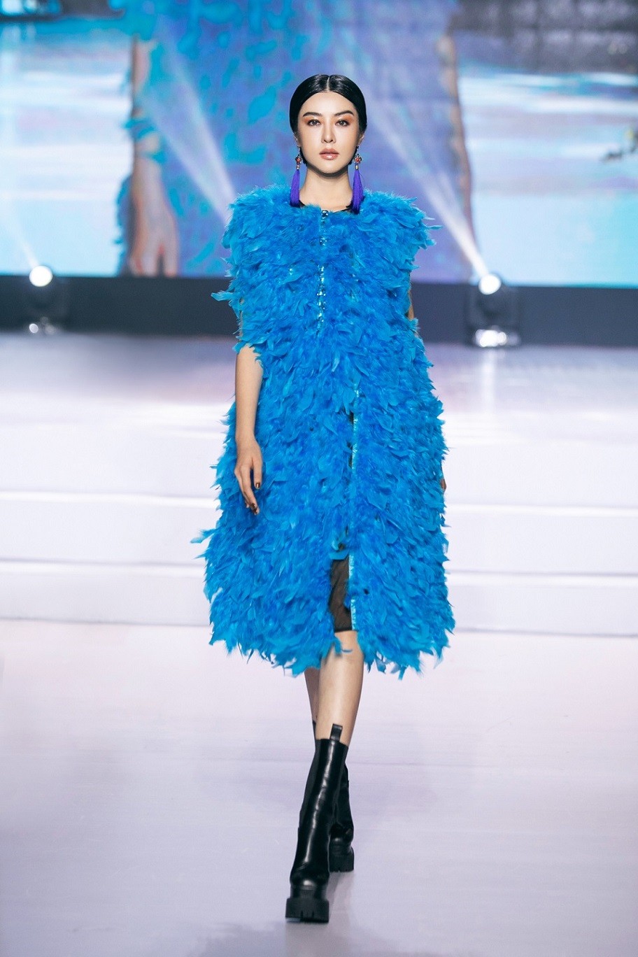 Nhà thiết kế còn sử dụng chất liệu lông vũ cho những thiết kế phù hợp mùa thu đông. Lông vũ là chất liệu quen thuộc, thường được Tuyết Lê khai thác nhằm thể hiện vẻ sang trọng, dáng vẻ nữ tính của người mặc.