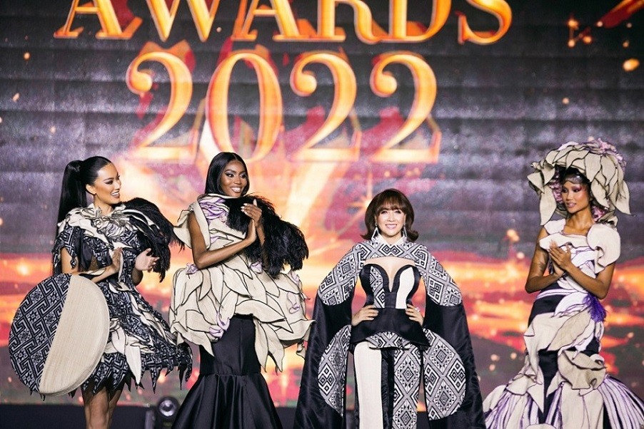 Trong khuôn khổ lễ trao giải Harper’s Bazaar Star Awards 2022, NTK Tuyết Lê (thứ ba trái sang) được vinh danh 'Nhà thiết kế của năm'. Sáng tạo của cô thời gian qua được nhiều ngôi sao như Hoa hậu Hoàn vũ 2015 Pia Wurtzbach, Miss Earth 2015 Angelia Gabrena Ong, diễn viên Triệu Vy, Phạm Băng Băng, Trương Bá Chi, Ngô Cẩn Ngôn... chọn mặc.