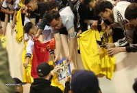 Cầu thủ CĐV Việt Nam chụp ảnh, xin chữ ký Mats Hummels, Marco Reus sau trận giao hữu