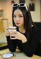 Sao Việt: Hồng Diễm lăng xê thời trang công sở cực chất, Midu trong sáng, dịu dàng