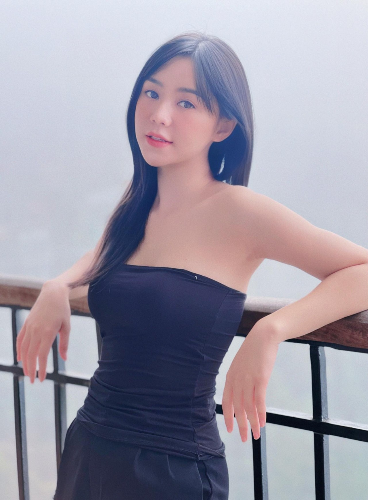 Sao Việt: Hồng Diễm lăng xê thời trang công sở cực chất, Midu trong sáng, dịu dàng