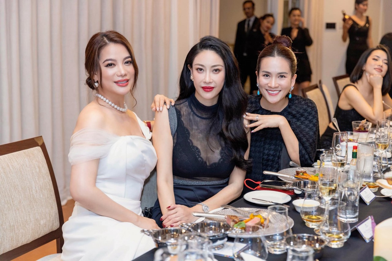 Sao Việt: Midu dịu dàng, Hồng Diễm lăng xê thời trang công sở cực chất