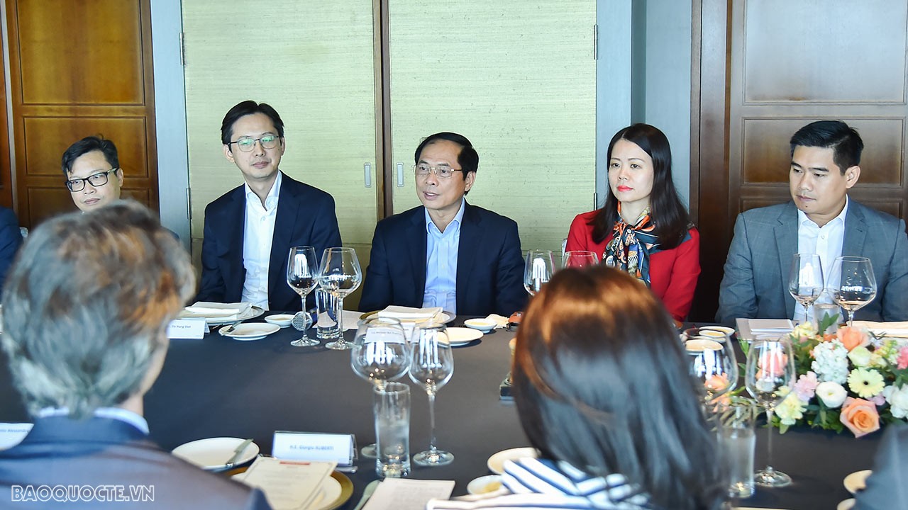 Bộ trưởng Ngoại giao Bùi Thanh Sơn dự buổi ăn trưa làm việc với các Đại sứ EU tại Việt Nam