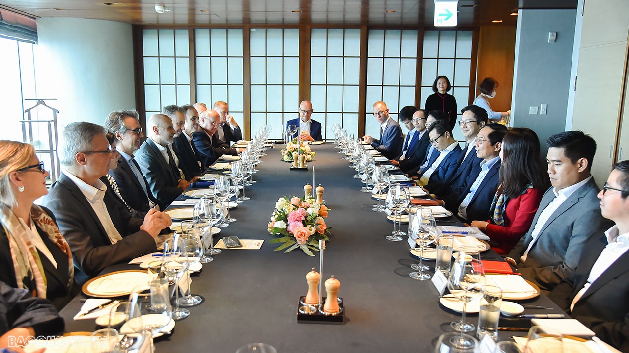 bo truong ngoai giao bui thanh son du buoi an trua lam viec voi cac dai su eu tai viet nam