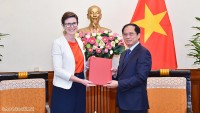Bộ trưởng Ngoại giao Bùi Thanh Sơn tiếp bà Angela Pratt, Đại diện mới của WHO đến trình Thư Ủy nhiệm
