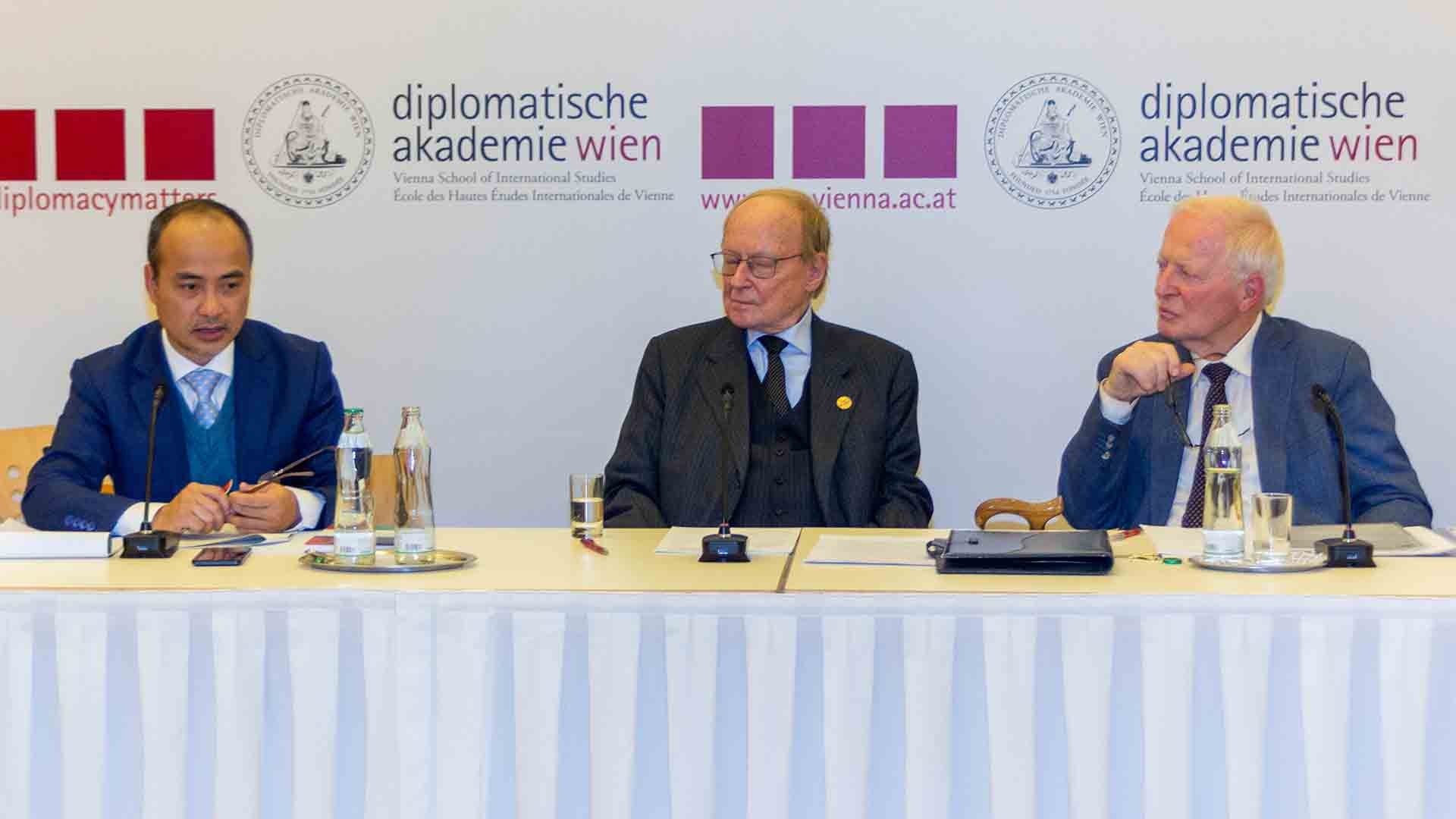 Từ trái qua phải: Đại sứ Nguyễn Trung Kiên ông Peter Janowitsch và Giáo sư Helmut Kramer. (Ảnh: Markus Toyfl)