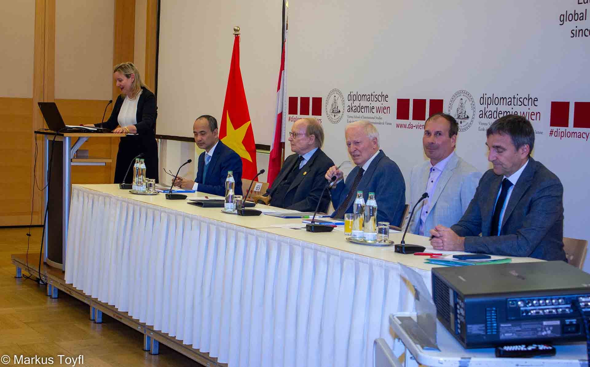 Bà Martina Schubert phát biểu. (Ảnh: Markus Toyfl)