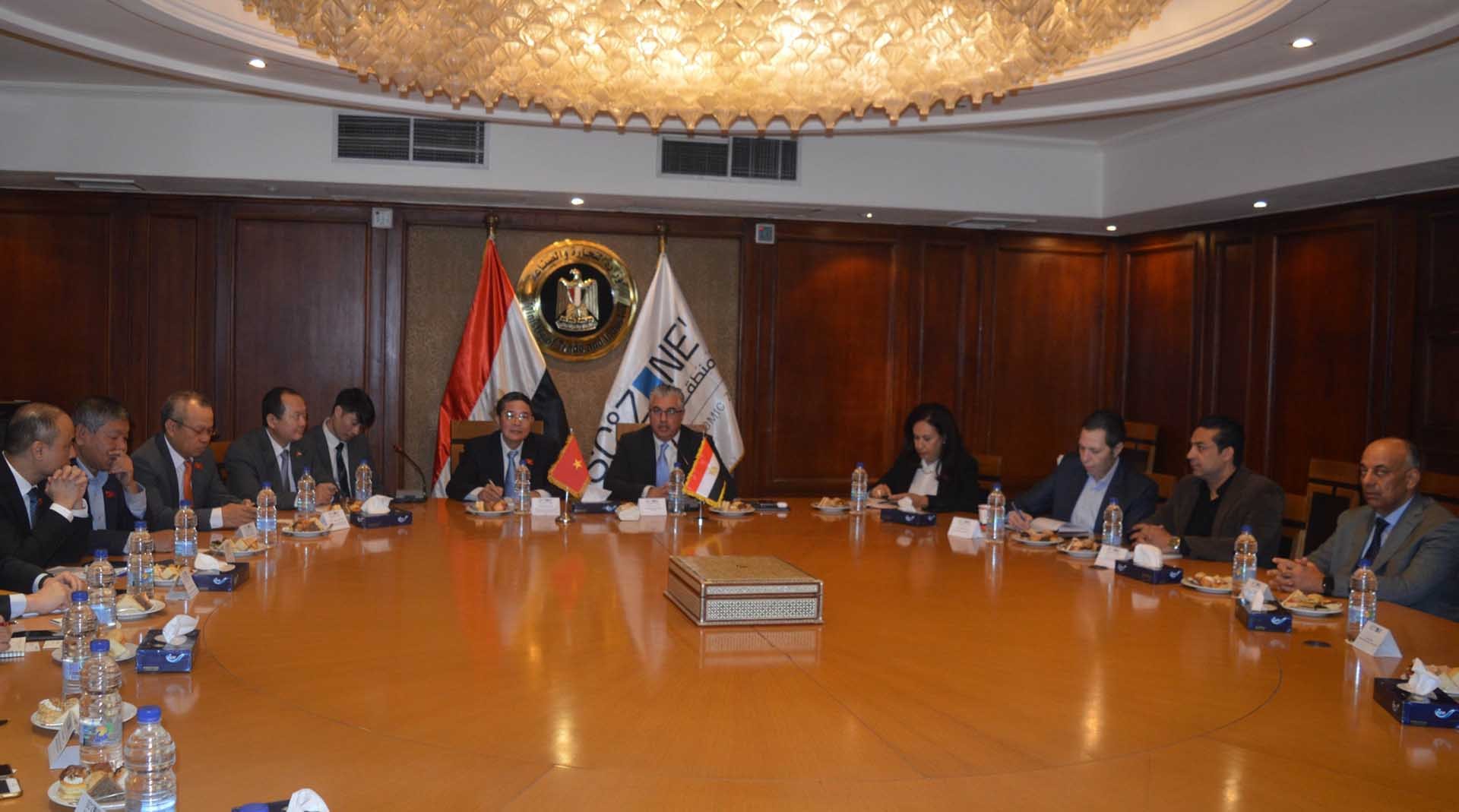 Đoàn làm việc với Cơ quan quản lý kênh đào Suez.